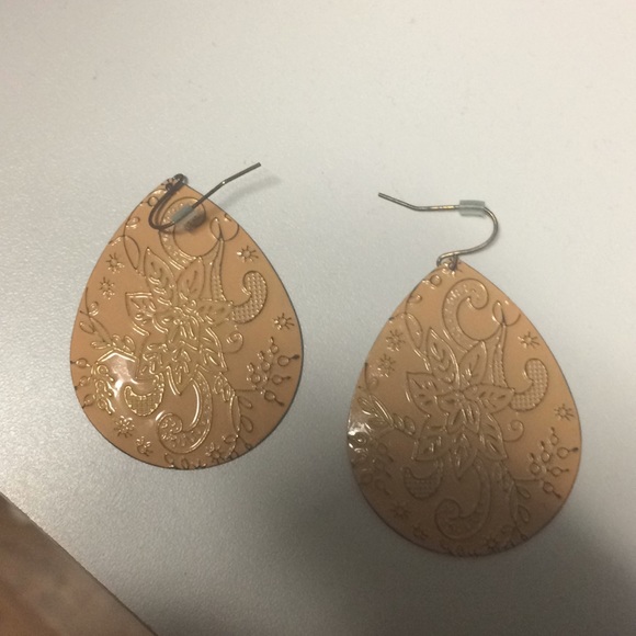 Jewelry - A pair of orange earrings